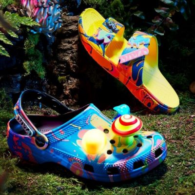 Diplo và Crocs cùng nhau "Đi dạo một cách kỳ lạ" với bộ đôi Classic Clog và Classic Sandal