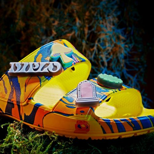 Diplo và Crocs cùng nhau "Đi dạo một cách kỳ lạ" với bộ đôi Classic Clog và Classic Sandal

